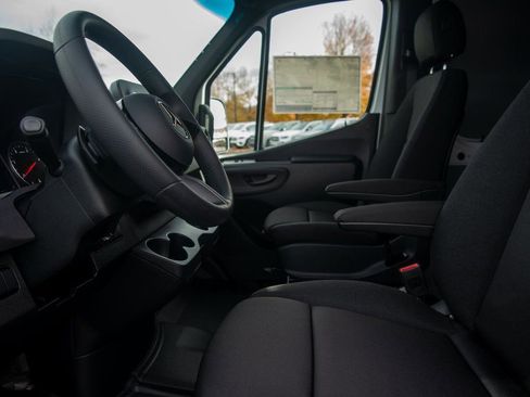 Used 2025 Mercedes-Benz Sprinter 2500 image 35