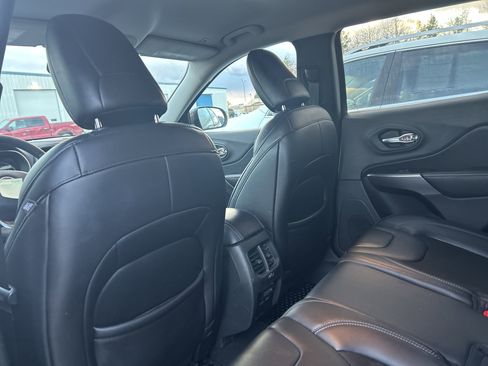 Used 2019 Jeep Cherokee Latitude Plus w/ Cold Weather Group image 12