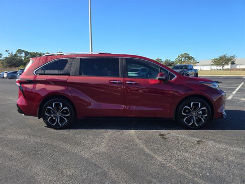 Used 2025 Toyota Sienna Platinum image 3