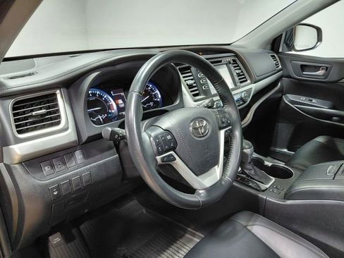 Used 2019 Toyota Highlander XLE AWD/4WD image 25