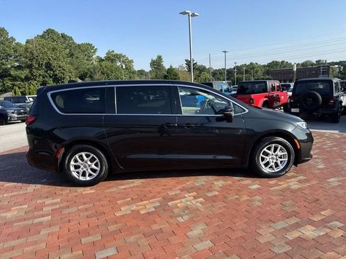 Used 2023 Chrysler Pacifica Touring-L FWD image 37