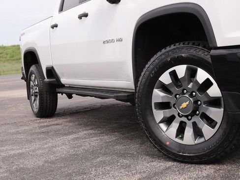 Used 2022 Chevrolet Silverado 2500 Custom w/ Custom Value Package AWD/4WD image 3