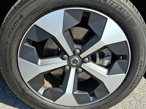 Certified 2025 Volvo XC40 B5 Plus w/ Climate Package AWD/4WD image 8