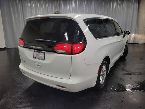 Used 2023 Chrysler Voyager LX FWD image 8