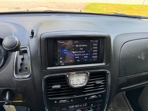 Used 2013 Chrysler Town & Country Touring image 21