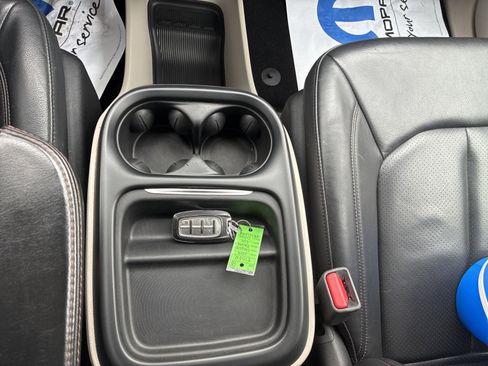 Used 2019 Chrysler Pacifica Touring-L image 25