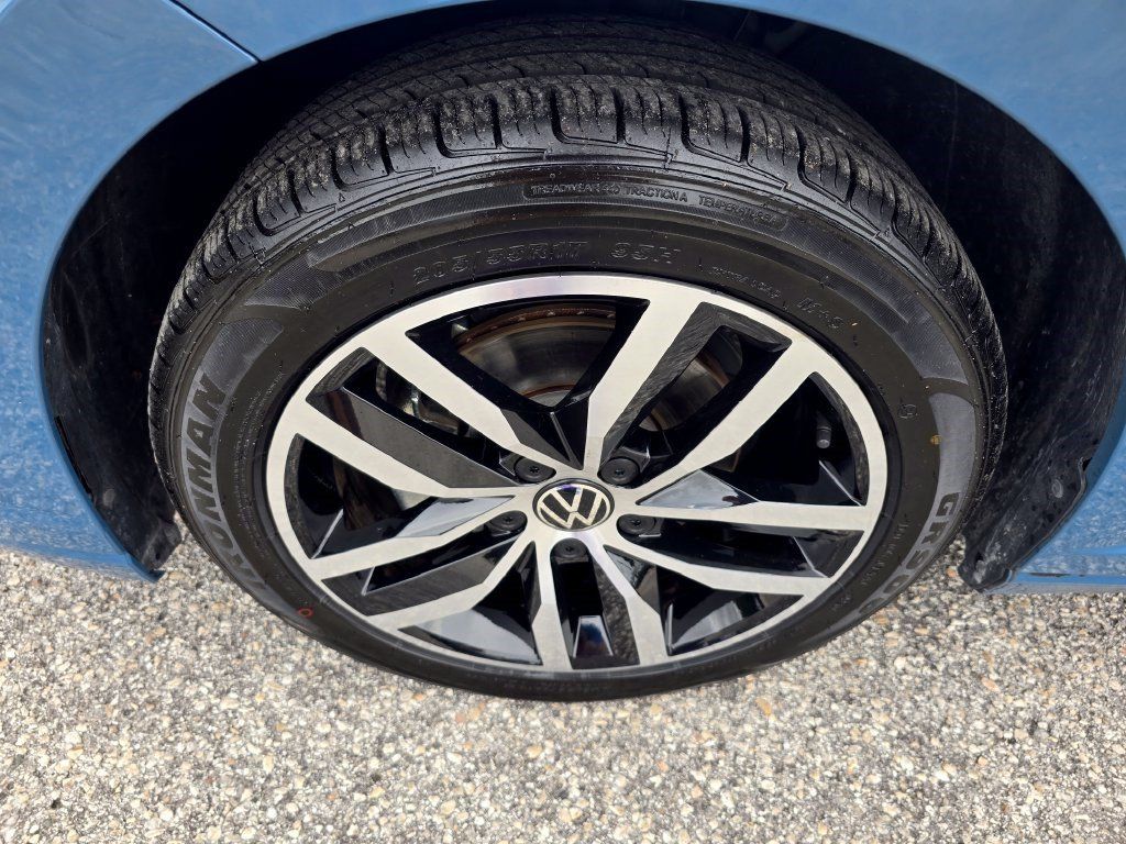 Used 2025 Volkswagen Jetta SE FWD image 9