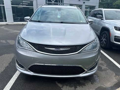Used 2019 Chrysler Pacifica Touring-L FWD image 2