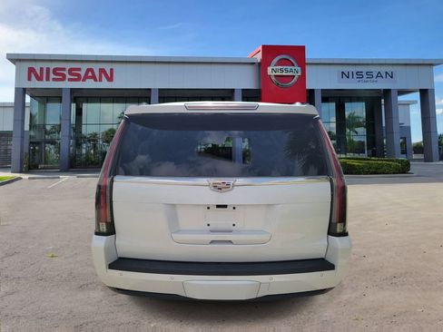 Used 2020 Cadillac Escalade Luxury RWD image 5