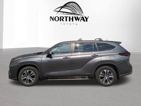 Certified 2024 Toyota Highlander XLE AWD/4WD image 6