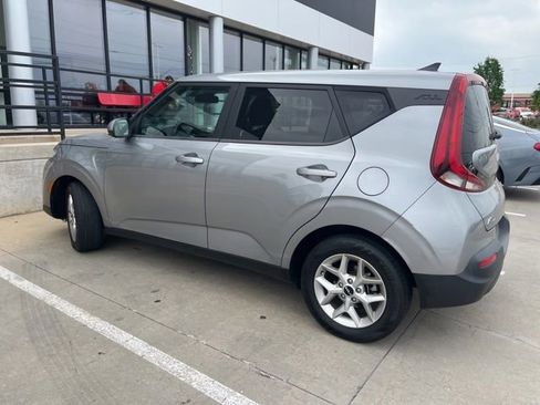 Used 2022 Kia Soul LX w/ Technology Package FWD image 3