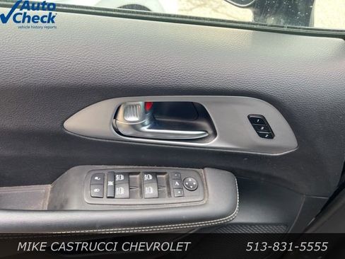 Used 2025 Chrysler Pacifica Limited image 7