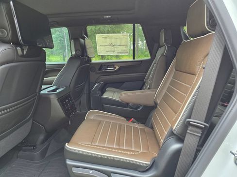 New 2026 GMC Yukon Denali Ultimate w/ LPO, Floor Liner Package AWD/4WD image 19