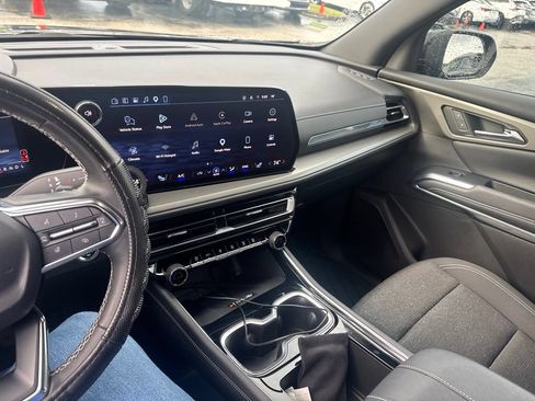 Used 2025 Chevrolet Traverse LT FWD image 6