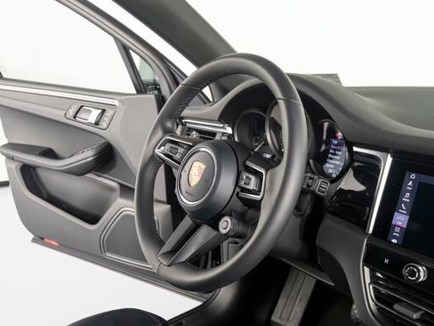 Certified 2026 Porsche Macan AWD/4WD image 36