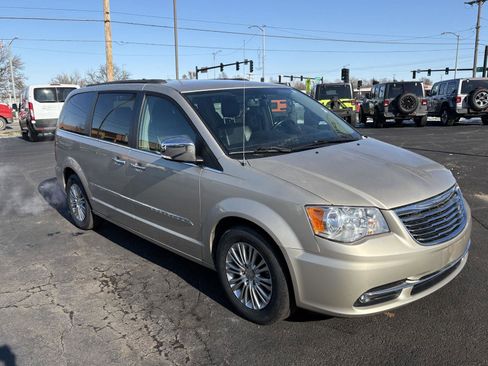 Used 2015 Chrysler Town & Country Touring-L w/ Driver Convenience Group image 2