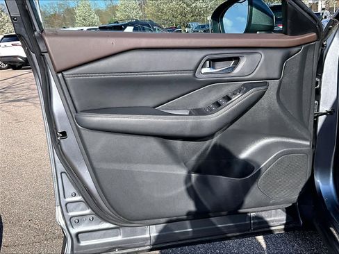 Used 2023 Nissan Rogue SV w/ SV Premium B Package image 9