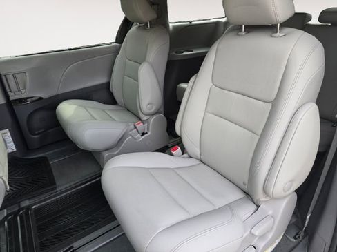 Used 2020 Toyota Sienna XLE w/ XLE Navigation Package AWD/4WD image 16