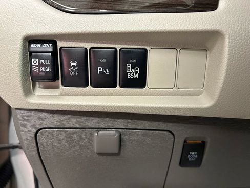 Used 2017 Toyota Sienna XLE w/ XLE Navigation Package FWD image 15
