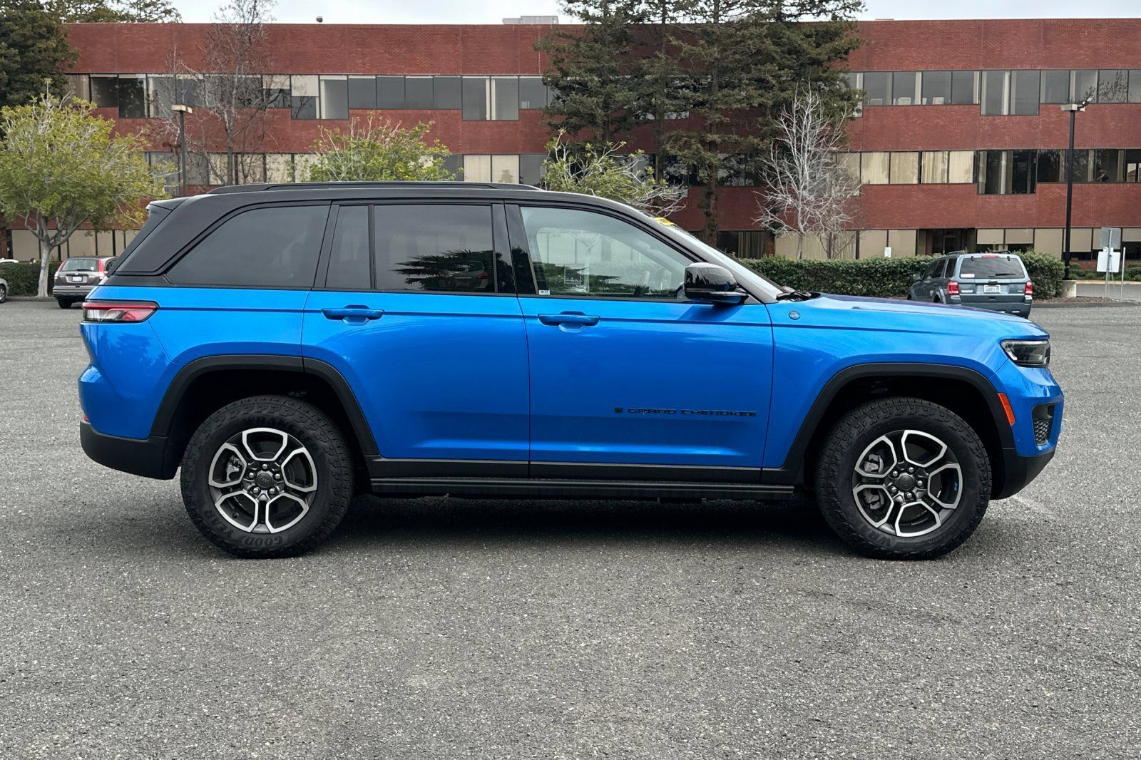 New 2023 Jeep Grand Cherokee Trailhawk w/ Advanced Protech Group II AWD/4WD image 2