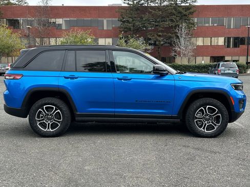 New 2023 Jeep Grand Cherokee Trailhawk w/ Advanced Protech Group II AWD/4WD image 2