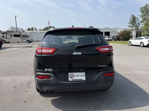 Used 2016 Jeep Cherokee Sport FWD image 6
