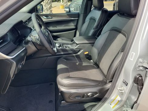 New 2026 Jeep Grand Cherokee Altitude AWD/4WD image 19