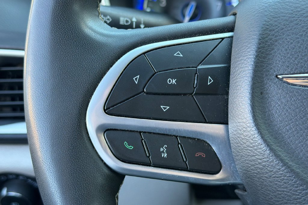 Used 2022 Chrysler Pacifica Touring-L FWD image 32