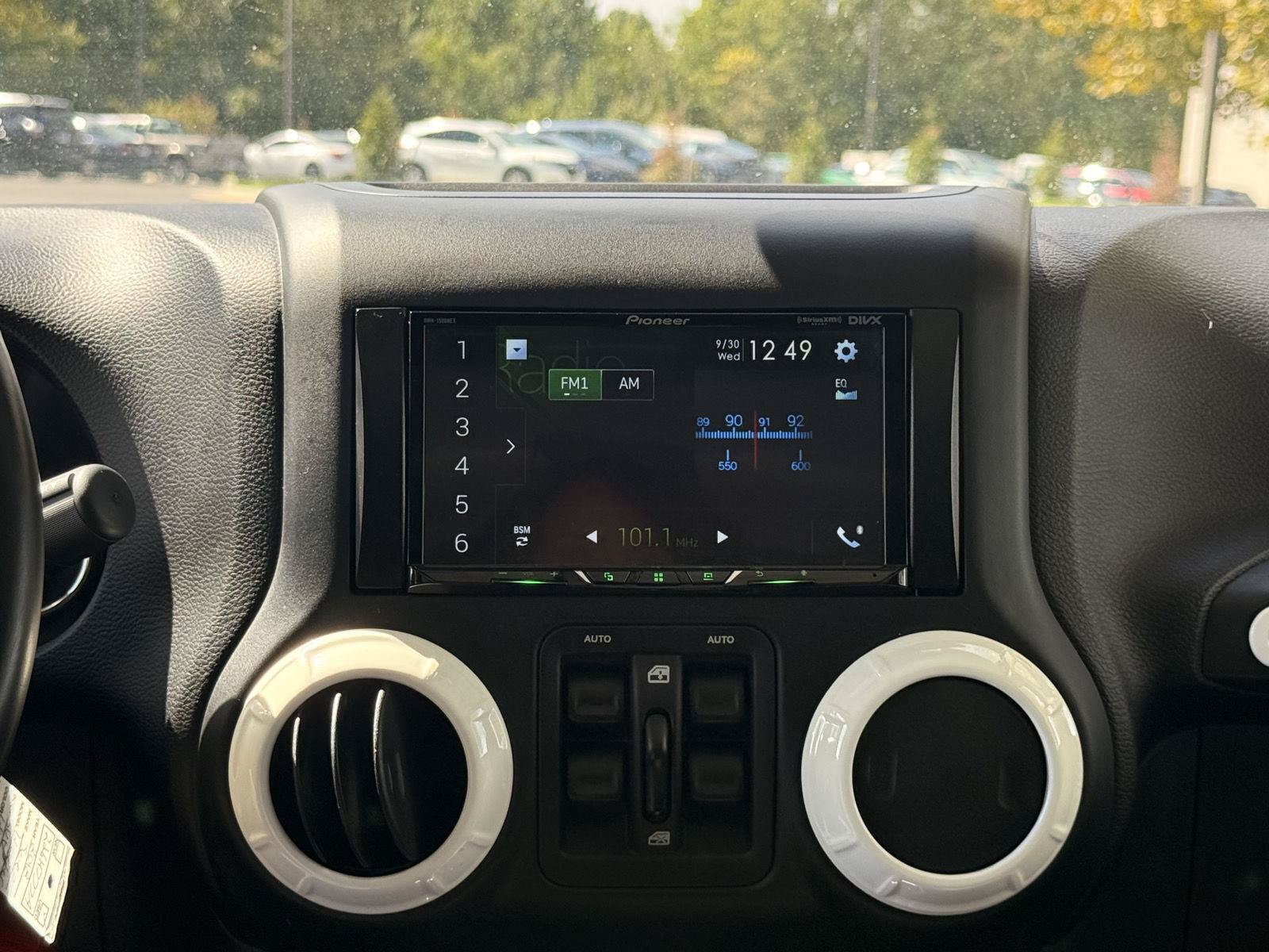 Used 2018 Jeep Wrangler Unlimited Sahara w/ Connectivity Group AWD/4WD image 26