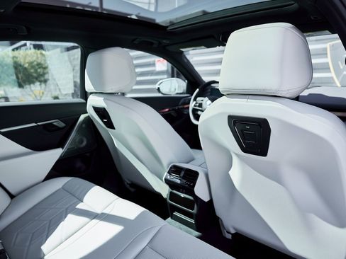 Used 2026 BMW 550e xDrive 550e xDrive image 37