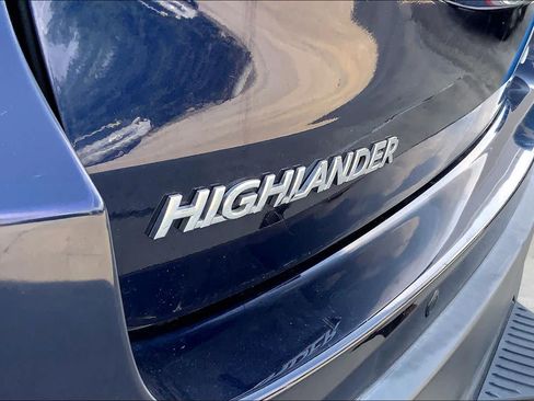 Used 2016 Toyota Highlander Limited w/ Driver Technology Package AWD/4WD image 31