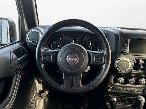 Used 2018 Jeep Wrangler Unlimited Sahara image 12