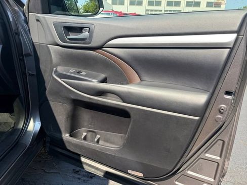 Used 2019 Toyota Highlander XLE AWD/4WD image 16