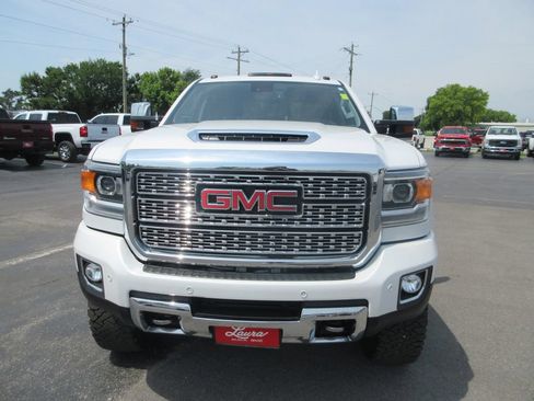 Used 2019 GMC Sierra 2500 Denali w/ Duramax Plus Package AWD/4WD image 15