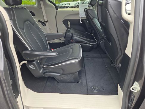 Used 2023 Chrysler Pacifica Limited w/ Uconnect Theater Family Group AWD/4WD image 10
