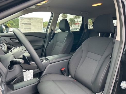 Used 2025 Nissan Rogue S image 14