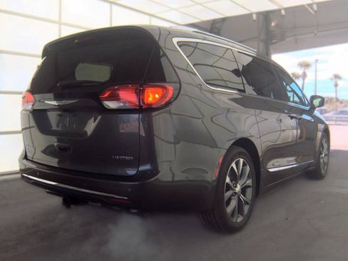 Used 2017 Chrysler Pacifica Limited w/ Advanced Safetytec Group FWD image 4