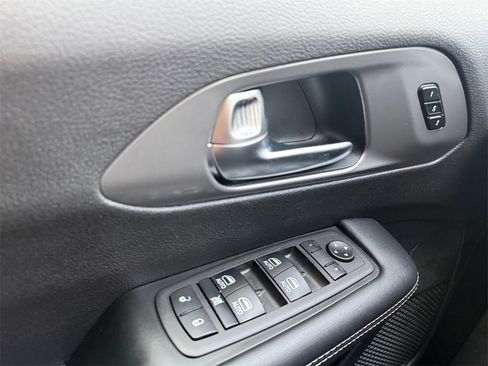 Used 2025 Chrysler Pacifica Select image 28