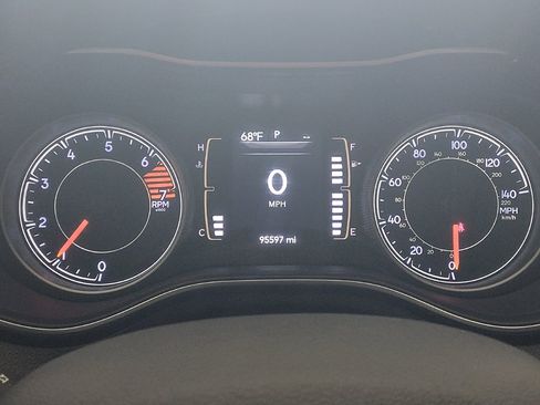 Used 2019 Jeep Cherokee Latitude Plus FWD image 23