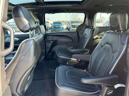 Used 2025 Chrysler Pacifica Limited image 10