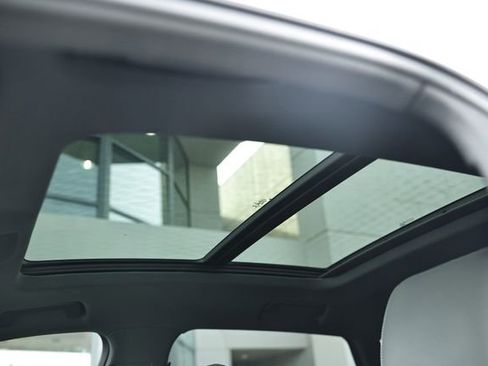 Used 2022 Audi e-tron Premium Plus image 20