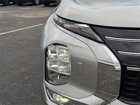 Used 2025 Mitsubishi Outlander SE image 9