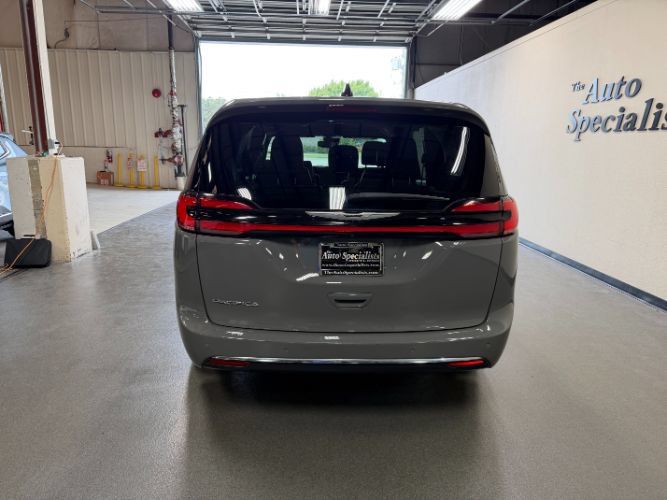 Used 2025 Chrysler Pacifica Select FWD image 4