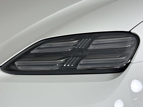Certified 2025 Porsche Macan Electric RWD image 27