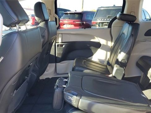 Certified 2024 Chrysler Pacifica Touring-L image 22