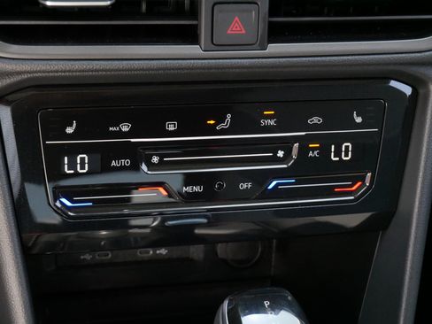 Certified 2025 Volkswagen Taos SE AWD/4WD image 23