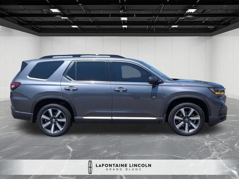 Used 2025 Honda Pilot Touring image 6