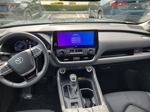 Certified 2024 Toyota Grand Highlander FWD image 18