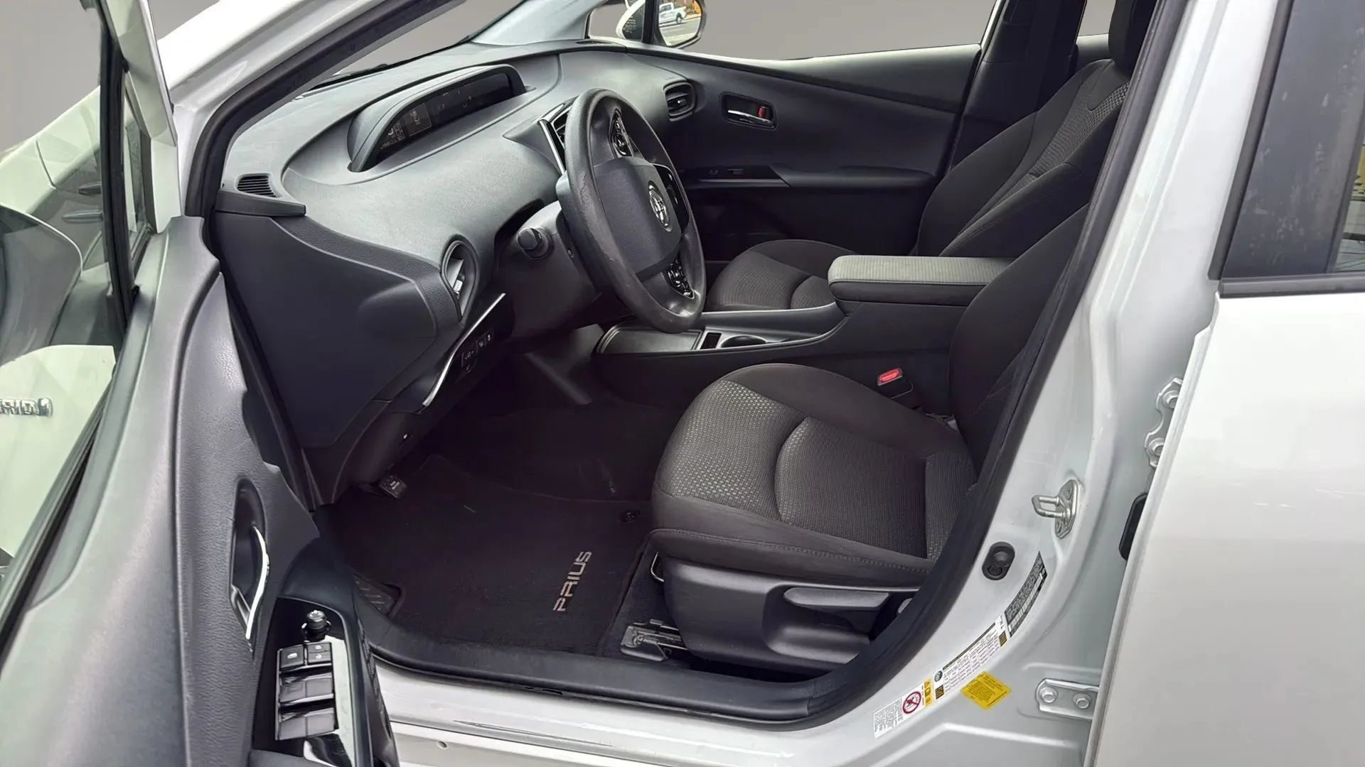 Used 2022 Toyota Prius LE FWD image 10
