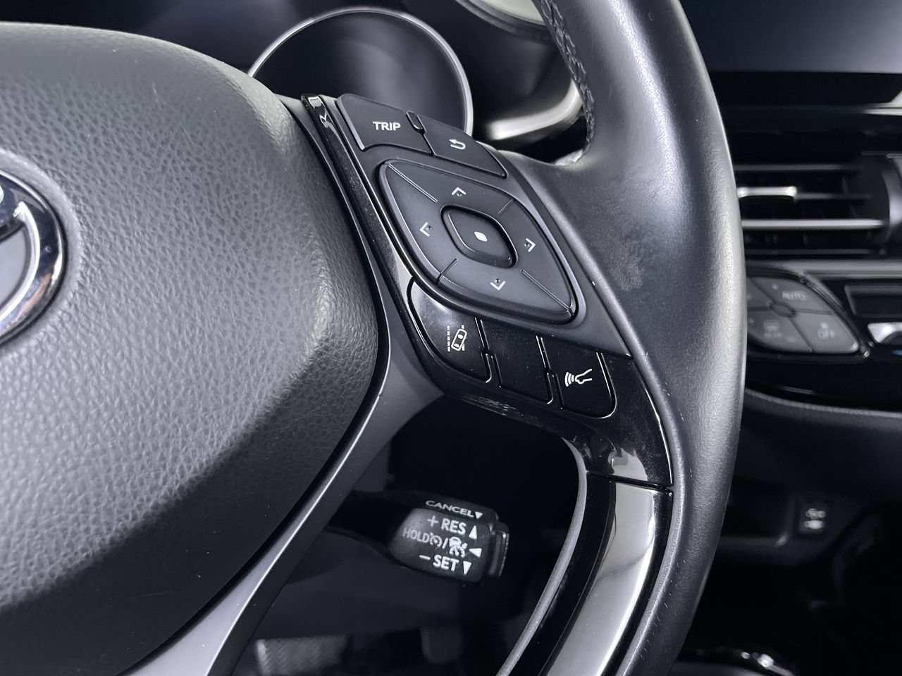 Used 2019 Toyota C-HR XLE FWD image 27